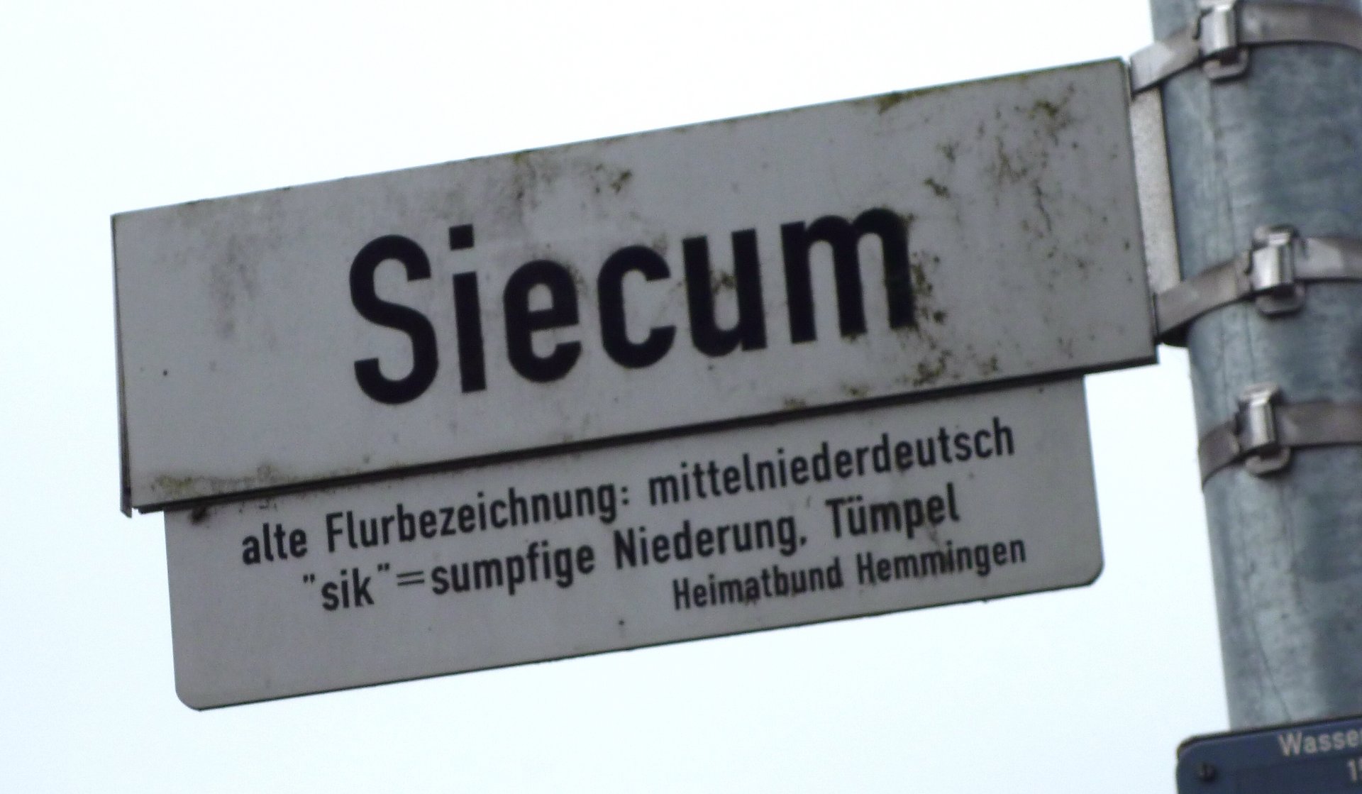 Straßenschild mit Aufschrift Siecum